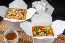 Cuisine chinoise et thaïlandaise avec plat à emporter